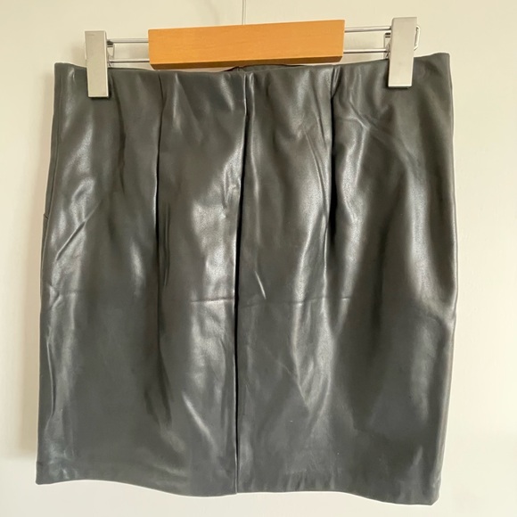 DYNAMITE - faux leather mini - size M (fits like a S) - black - Picture 2 of 2